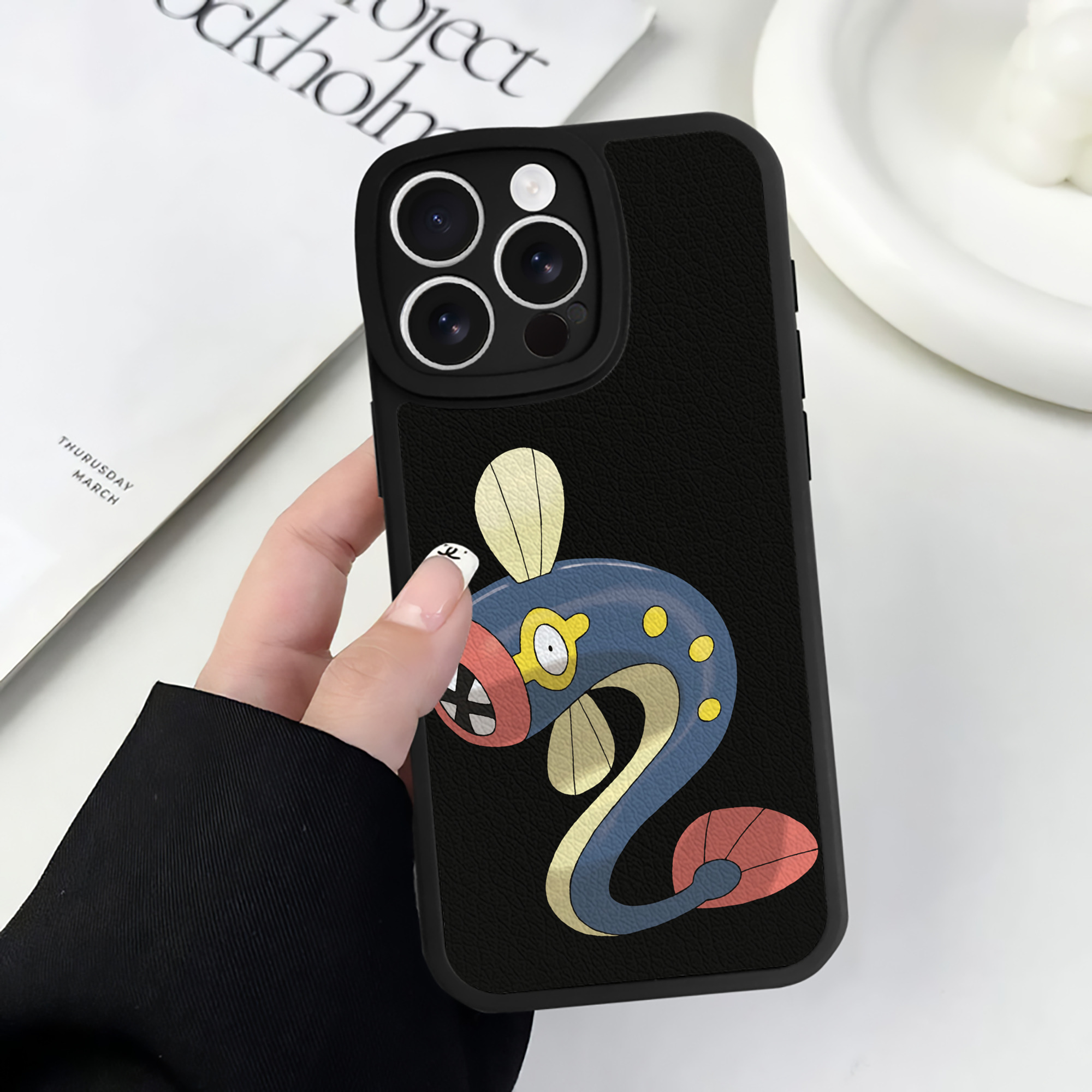 （画像用） ポケットモンスター Pokémon 【iPhone 16シリーズ対応】シリコンスマホケース（レザー調） 材質：シリコン